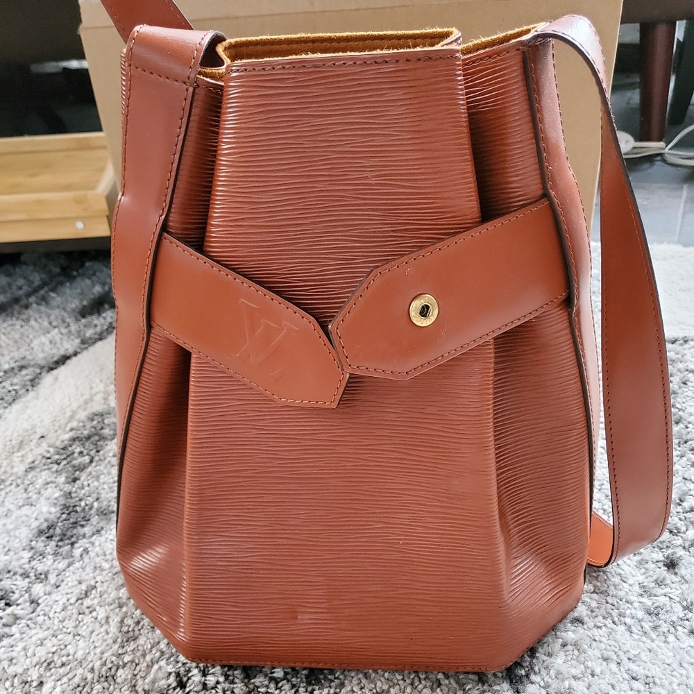 100% authentic Louis Vuitton Epi sac d’Epaule PM in Brown